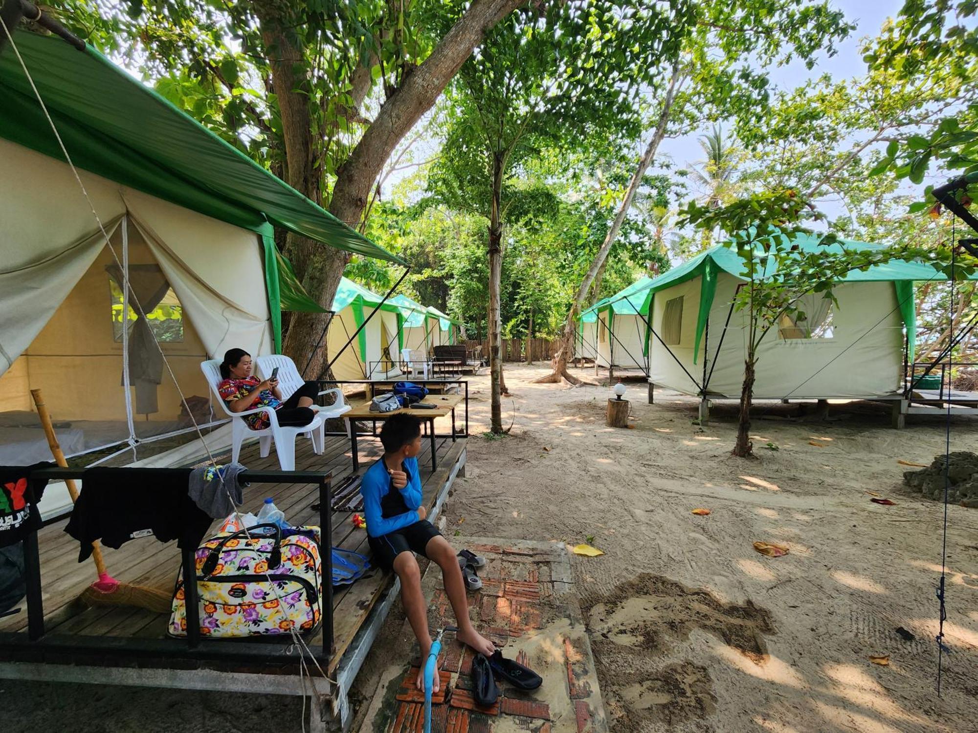 Koh Ngai Camping Restaurant @ Bar Exterior foto